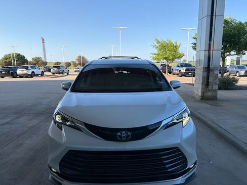 Used 2024 Toyota Sienna Platinum FWD image 24