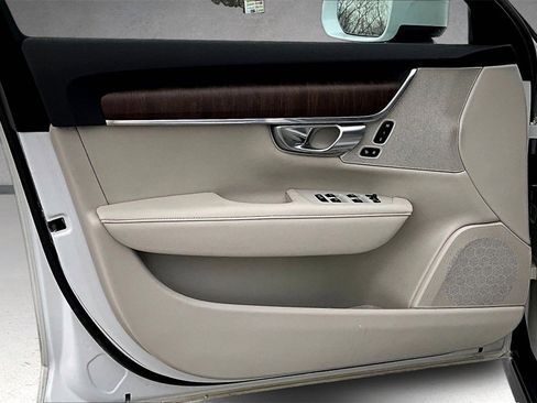 Used 2021 Volvo V90 T6 Cross Country image 19