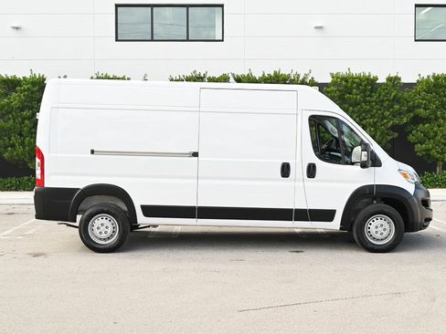 Used 2025 RAM ProMaster 2500 w/ Convenience Group image 8