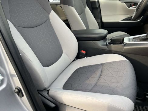 Used 2019 Toyota RAV4 XLE w/ Phone Cable & Charge Package image 26