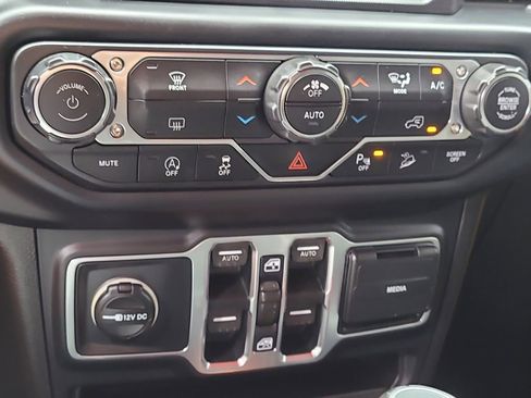 Used 2019 Jeep Wrangler Unlimited Sahara AWD/4WD image 27