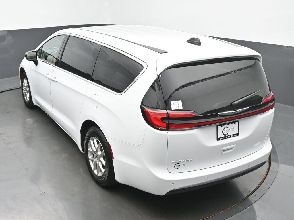 Used 2024 Chrysler Pacifica Touring-L FWD image 44