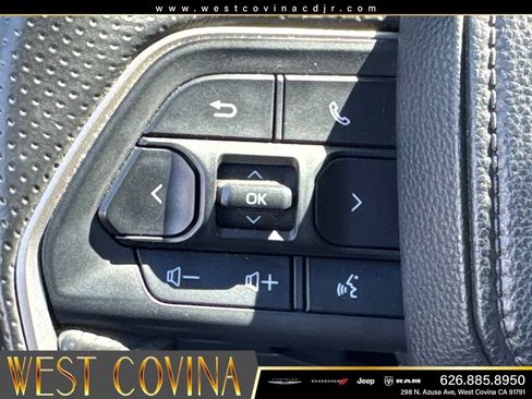 Used 2025 Toyota 4Runner SR5 AWD/4WD image 27