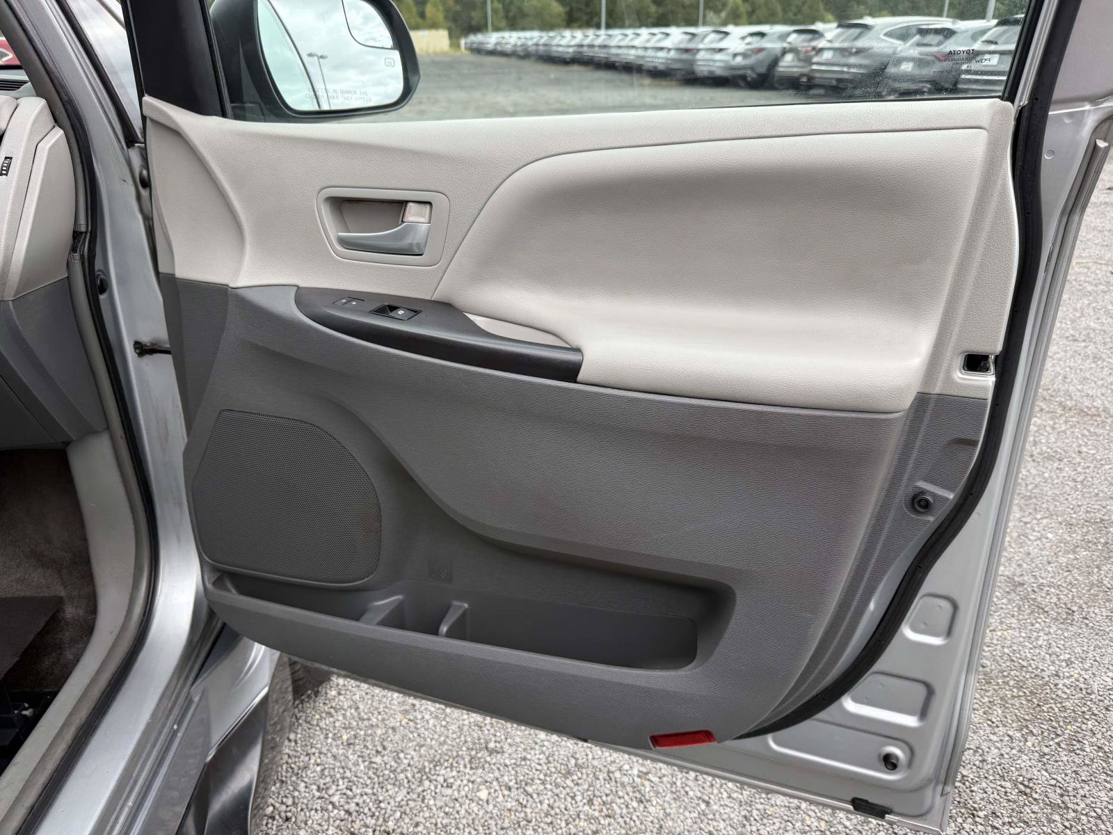 Used 2015 Toyota Sienna LE FWD image 16