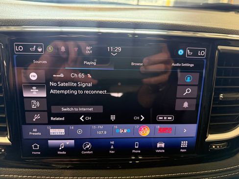 Used 2025 Chrysler Pacifica Limited FWD image 12