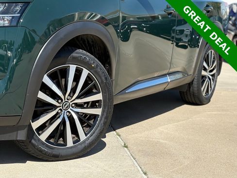 Used 2023 Nissan Pathfinder Platinum image 9