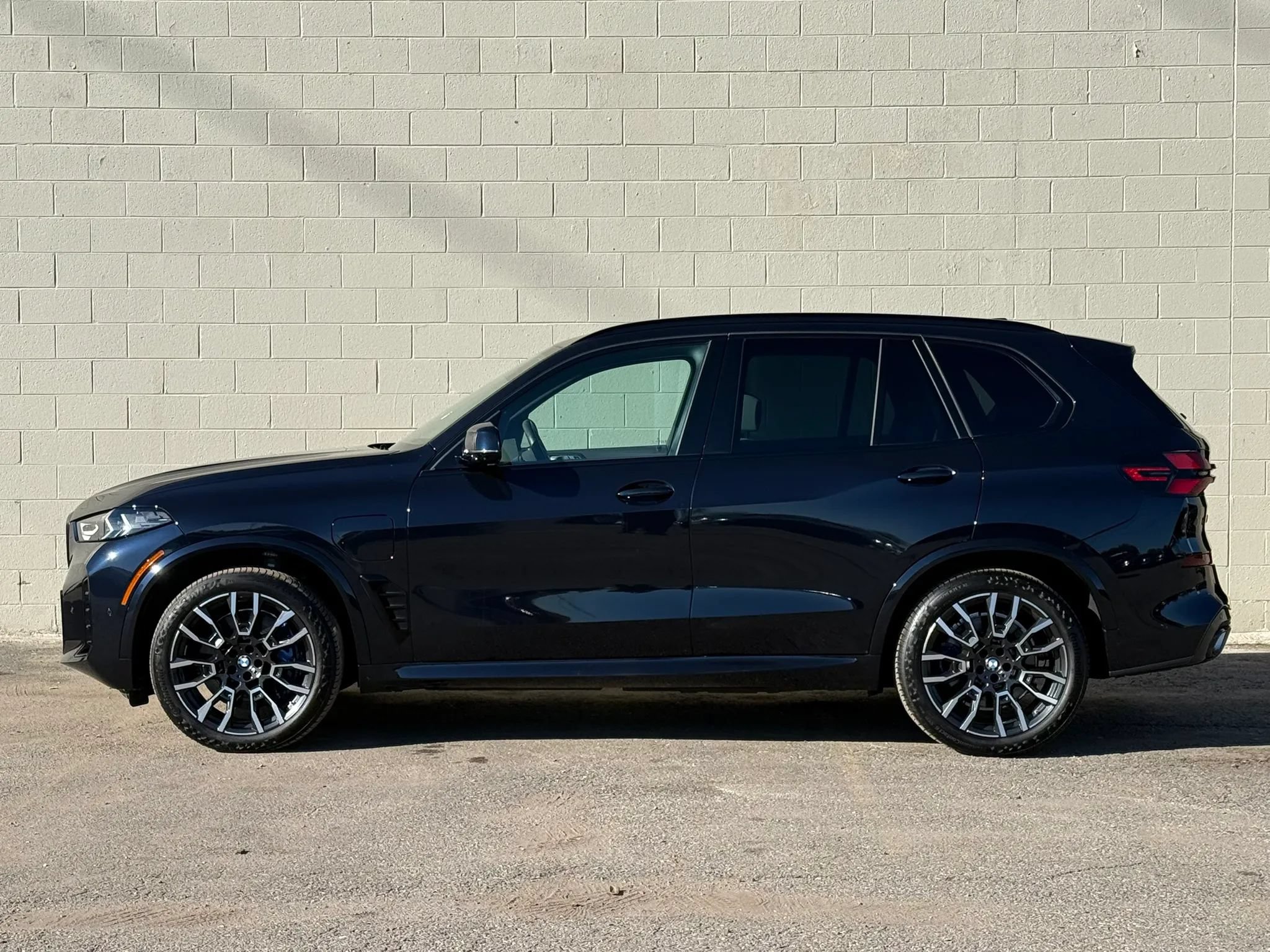 Used 2026 BMW X5 xDrive50e w/ M Sport Package AWD/4WD image 2