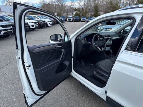 Used 2023 Volkswagen Tiguan SE AWD/4WD image 11