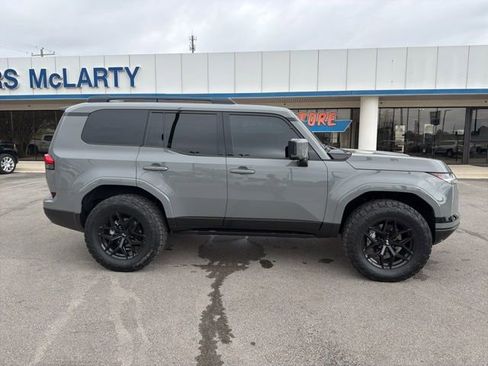 Used 2025 Lexus GX 550 w/ Accessory Package (2T) image 3