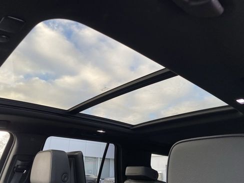 Used 2021 GMC Yukon Denali w/ Denali Premium Package image 17