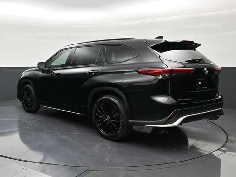 Used 2023 Toyota Highlander XSE FWD image 3
