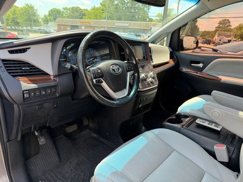 Used 2017 Toyota Sienna AWD image 18