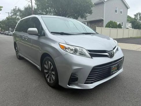 Used 2018 Toyota Sienna LE image 11