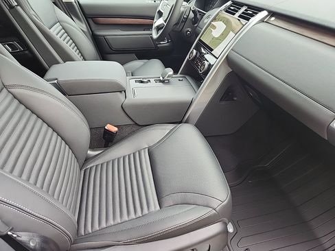 Certified 2024 Land Rover Discovery S image 3