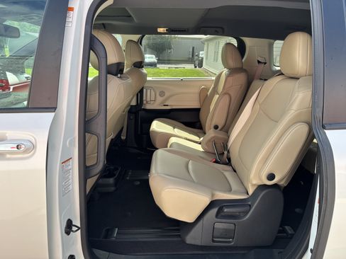 Used 2021 Toyota Sienna XLE w/ XLE Plus Package FWD image 14