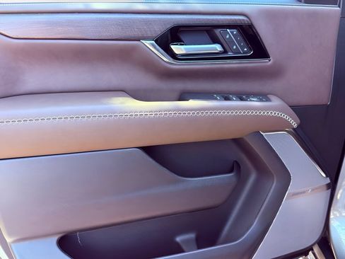 New 2026 GMC Yukon Denali Ultimate w/ LPO, Floor Liner Package AWD/4WD image 17
