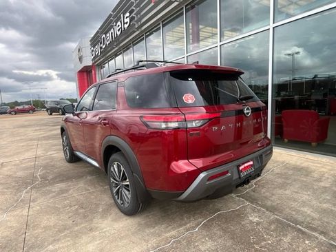 New 2026 Nissan Pathfinder Platinum FWD image 2