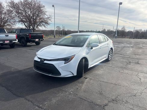 Used 2023 Toyota Corolla LE image 3
