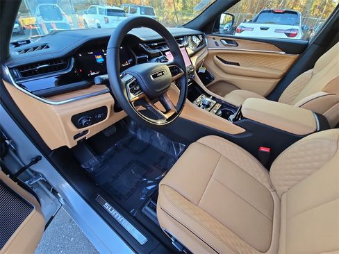 New 2025 Jeep Grand Cherokee Summit image 17