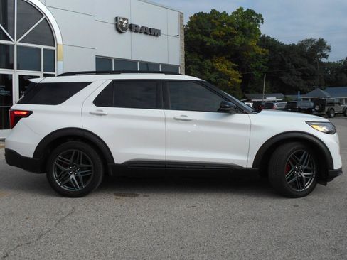 Used 2025 Ford Explorer ST AWD/4WD image 5