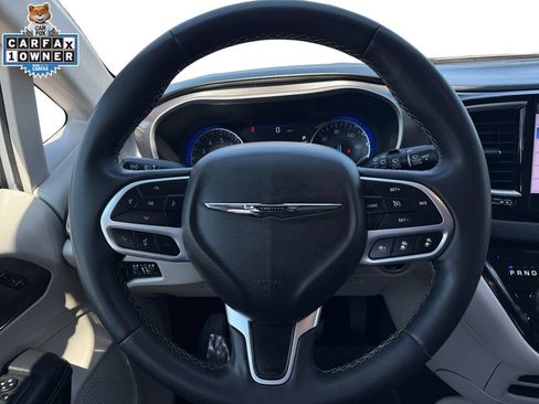 Used 2024 Chrysler Pacifica Touring-L FWD image 12