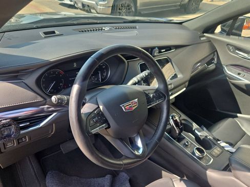 Used 2023 Cadillac XT4 Luxury w/ Cold Weather Package FWD image 13