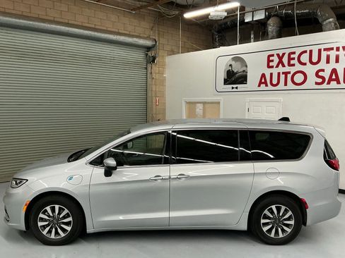 Used 2023 Chrysler Pacifica Touring-L image 8