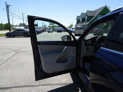 Used 2023 Volkswagen Tiguan SE AWD/4WD image 10