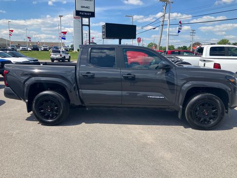 Used 2025 Toyota Tacoma SR5 AWD/4WD image 8
