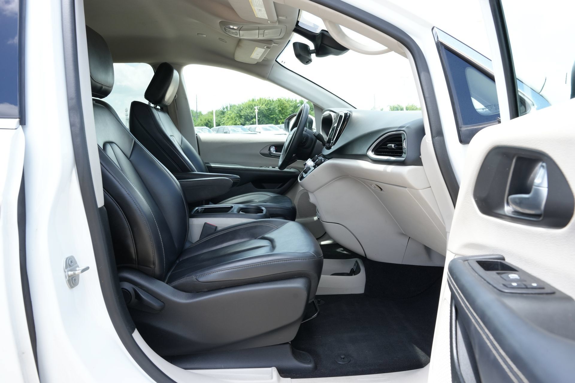Used 2023 Chrysler Pacifica Touring-L FWD image 23