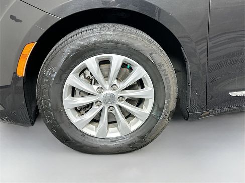 Used 2018 Chrysler Pacifica Touring-L w/ Premium Audio Group image 30