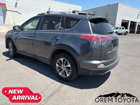 Used 2018 Toyota RAV4 LE AWD/4WD image 3