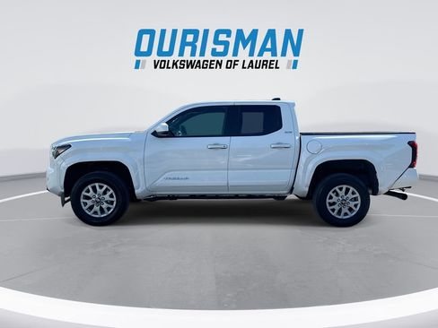 Used 2024 Toyota Tacoma SR5 AWD/4WD image 5