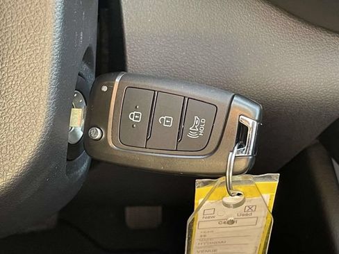 Used 2026 Hyundai Venue SE FWD image 23