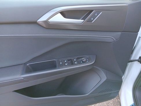 Used 2025 Volkswagen Taos SE image 12