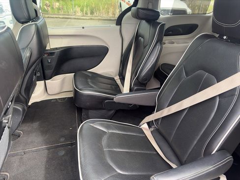 Used 2023 Chrysler Pacifica Limited image 11