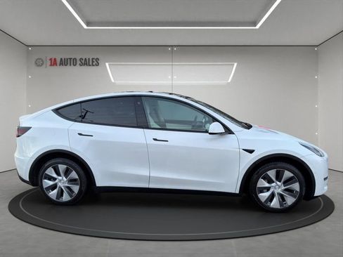 Used 2022 Tesla Model Y Long Range image 6