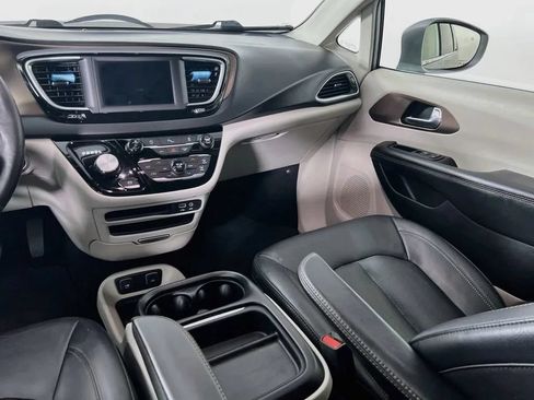 Used 2019 Chrysler Pacifica Touring-L FWD image 23