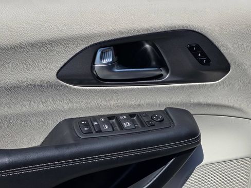 Certified 2024 Chrysler Pacifica Limited FWD image 14