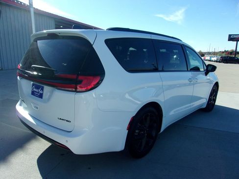 Used 2024 Chrysler Pacifica Limited w/ S Appearance Package image 3