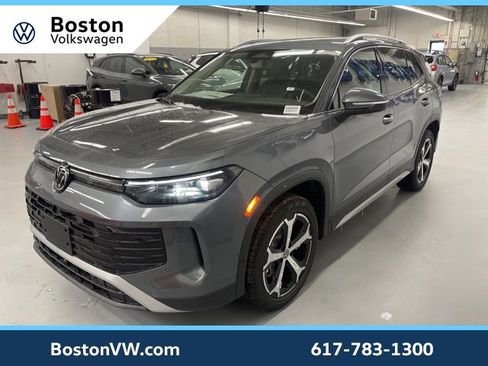 New 2025 Volkswagen Tiguan SE image 1