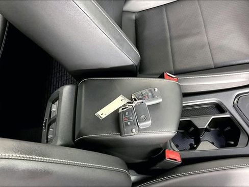 Used 2021 Volkswagen Tiguan SE w/ Panoramic Sunroof Package FWD image 34