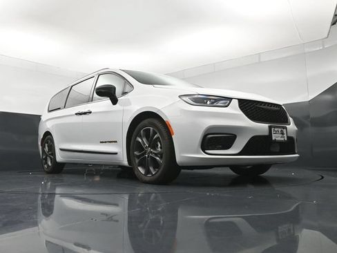 Used 2024 Chrysler Pacifica Touring-L w/ Road Tripper Package FWD image 22