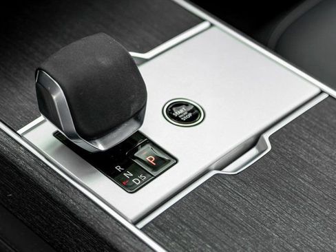 Certified 2025 Land Rover Range Rover SE image 19