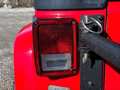 Used 2016 Jeep Wrangler Unlimited Sahara image 27