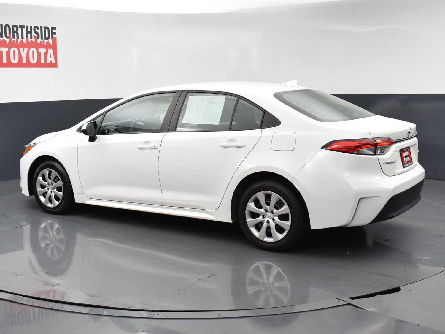 Used 2025 Toyota Corolla LE FWD image 2