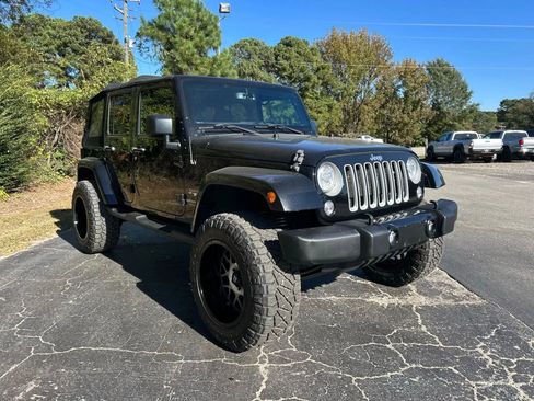 Used 2017 Jeep Wrangler Unlimited Sahara w/ Connectivity Group image 7