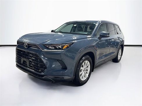 Used 2024 Toyota Grand Highlander XLE image 3