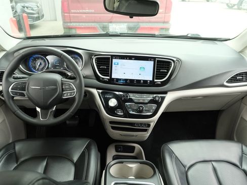 Used 2023 Chrysler Pacifica Touring-L image 5