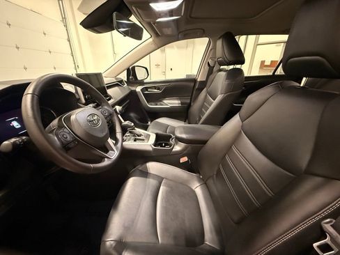 Used 2023 Toyota RAV4 XLE Premium image 16